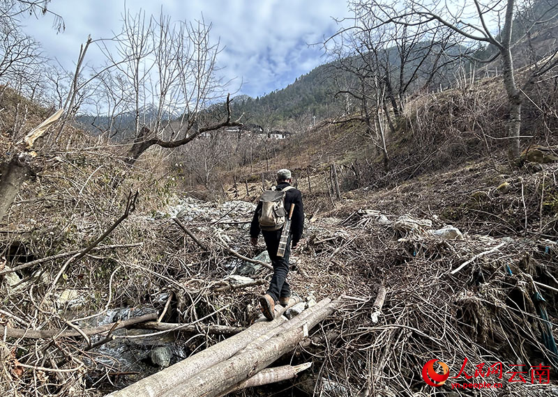 Yu Jianhua is patrolling in the mountains. People's Daily reporter Liu Yishe
